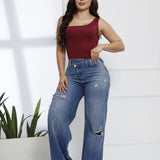 STRAIGHT JEAN CON DESGASTES Y BOTÓN CRUZADO