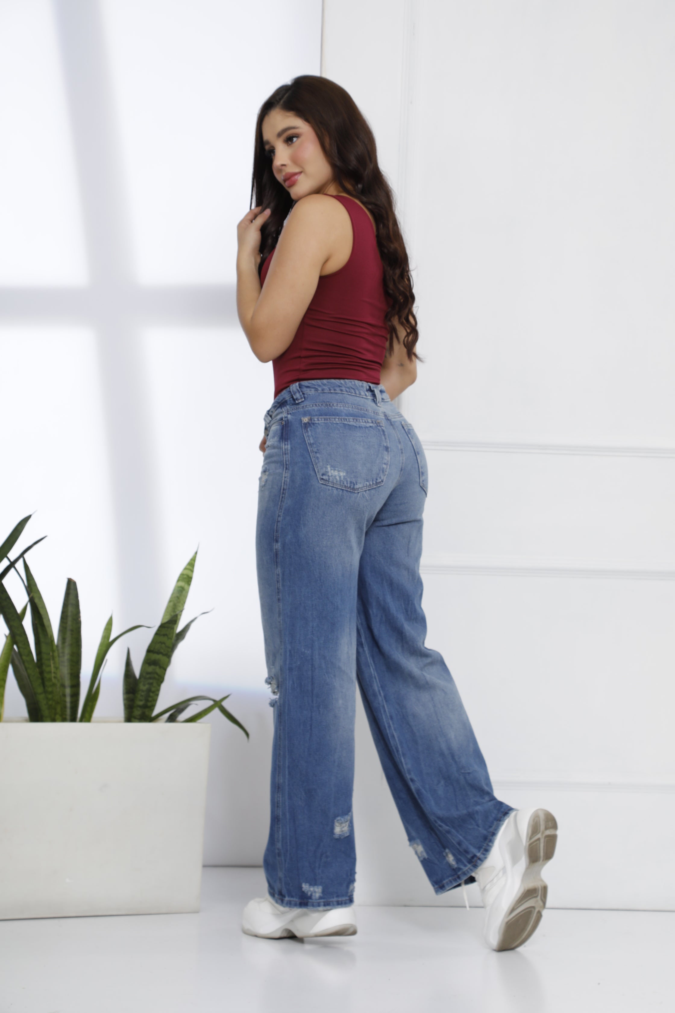STRAIGHT JEAN CON DESGASTES Y BOTÓN CRUZADO